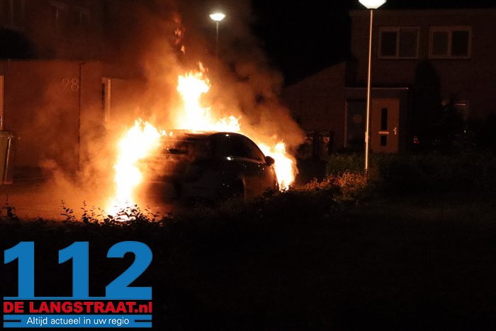 Felle brand verwoest geparkeerde auto in Drunen, waarbij zelfs airbag uitklapt: mogelijk brandstichting 1 Felle brand verwoest geparkeerde auto in Drunen, waarbij zelfs airbag uitklapt: mogelijk brandstichting 112 De Langstraat