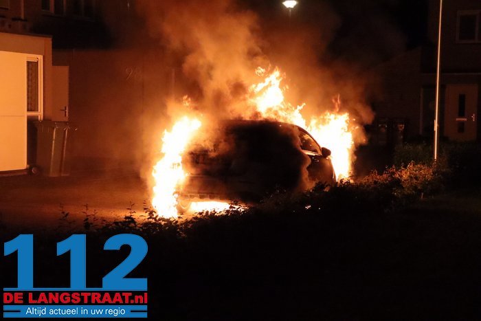 Felle brand verwoest geparkeerde auto in Drunen, waarbij zelfs airbag uitklapt: mogelijk brandstichting 2 Felle brand verwoest geparkeerde auto in Drunen, waarbij zelfs airbag uitklapt: mogelijk brandstichting 112 De Langstraat