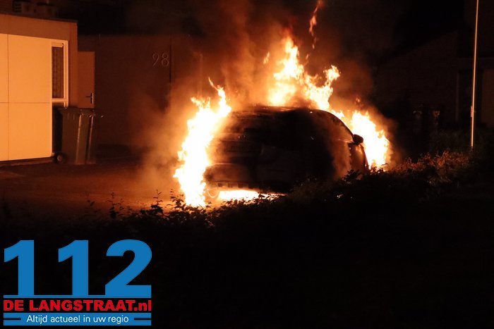 Felle brand verwoest geparkeerde auto in Drunen, waarbij zelfs airbag uitklapt: mogelijk brandstichting 3 Felle brand verwoest geparkeerde auto in Drunen, waarbij zelfs airbag uitklapt: mogelijk brandstichting 112 De Langstraat