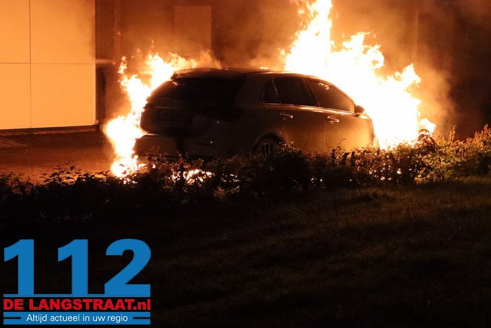 Felle brand verwoest geparkeerde auto in Drunen, waarbij zelfs airbag uitklapt: mogelijk brandstichting 4 Felle brand verwoest geparkeerde auto in Drunen, waarbij zelfs airbag uitklapt: mogelijk brandstichting 112 De Langstraat