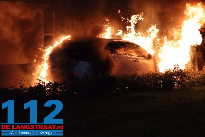 Felle brand verwoest geparkeerde auto in Drunen, waarbij zelfs airbag uitklapt: mogelijk brandstichting 6 Felle brand verwoest geparkeerde auto in Drunen, waarbij zelfs airbag uitklapt: mogelijk brandstichting 112 De Langstraat