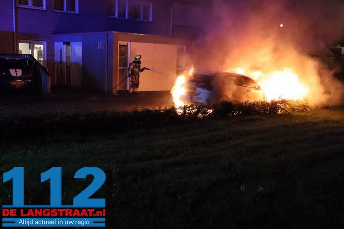 Felle brand verwoest geparkeerde auto in Drunen, waarbij zelfs airbag uitklapt: mogelijk brandstichting 7 Felle brand verwoest geparkeerde auto in Drunen, waarbij zelfs airbag uitklapt: mogelijk brandstichting 112 De Langstraat