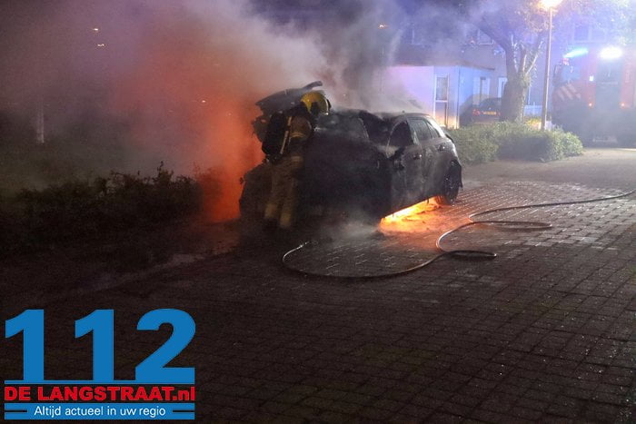 Felle brand verwoest geparkeerde auto in Drunen, waarbij zelfs airbag uitklapt: mogelijk brandstichting 8 Felle brand verwoest geparkeerde auto in Drunen, waarbij zelfs airbag uitklapt: mogelijk brandstichting 112 De Langstraat