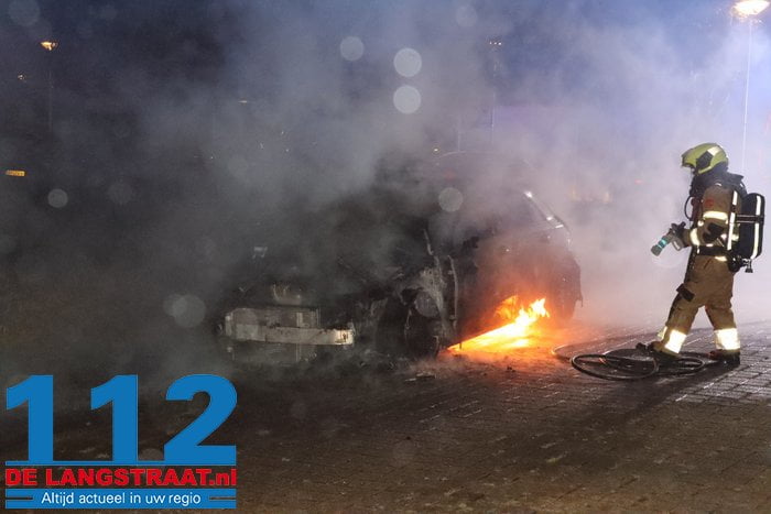 Felle brand verwoest geparkeerde auto in Drunen, waarbij zelfs airbag uitklapt: mogelijk brandstichting 9 Felle brand verwoest geparkeerde auto in Drunen, waarbij zelfs airbag uitklapt: mogelijk brandstichting 112 De Langstraat