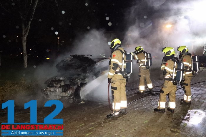 Felle brand verwoest geparkeerde auto in Drunen, waarbij zelfs airbag uitklapt: mogelijk brandstichting 10 Felle brand verwoest geparkeerde auto in Drunen, waarbij zelfs airbag uitklapt: mogelijk brandstichting 112 De Langstraat