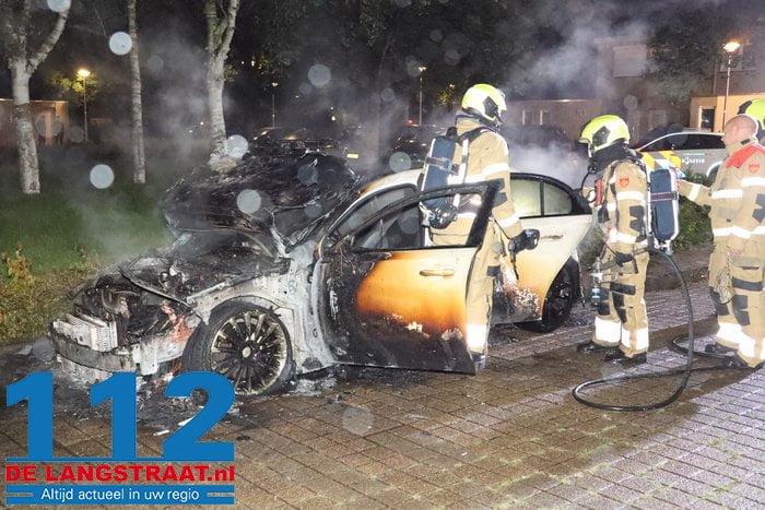 Felle brand verwoest geparkeerde auto in Drunen, waarbij zelfs airbag uitklapt: mogelijk brandstichting 11 Felle brand verwoest geparkeerde auto in Drunen, waarbij zelfs airbag uitklapt: mogelijk brandstichting 112 De Langstraat