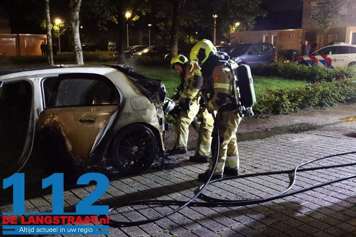 Felle brand verwoest geparkeerde auto in Drunen, waarbij zelfs airbag uitklapt: mogelijk brandstichting 12 Felle brand verwoest geparkeerde auto in Drunen, waarbij zelfs airbag uitklapt: mogelijk brandstichting 112 De Langstraat