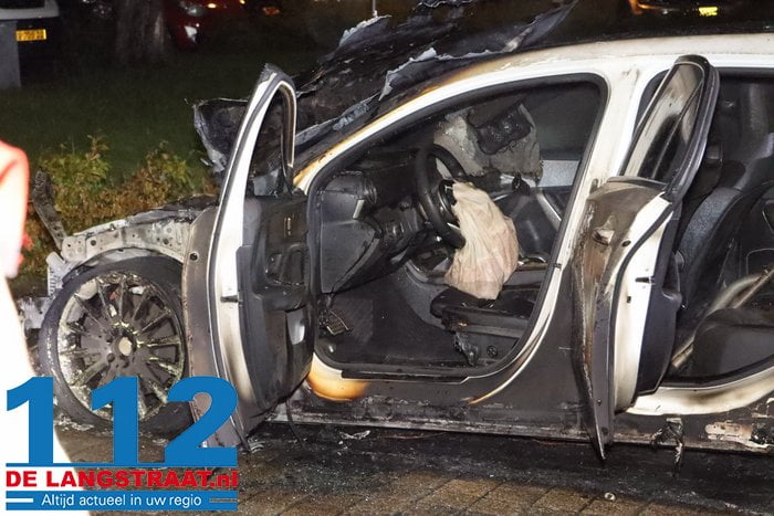 Felle brand verwoest geparkeerde auto in Drunen, waarbij zelfs airbag uitklapt: mogelijk brandstichting 13 Felle brand verwoest geparkeerde auto in Drunen, waarbij zelfs airbag uitklapt: mogelijk brandstichting 112 De Langstraat