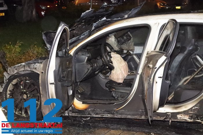 Felle brand verwoest geparkeerde auto in Drunen, waarbij zelfs airbag uitklapt: mogelijk brandstichting 14 Felle brand verwoest geparkeerde auto in Drunen, waarbij zelfs airbag uitklapt: mogelijk brandstichting 112 De Langstraat