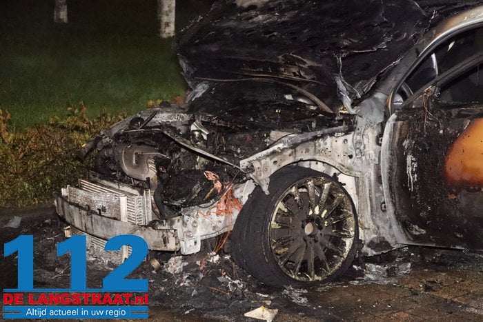 Felle brand verwoest geparkeerde auto in Drunen, waarbij zelfs airbag uitklapt: mogelijk brandstichting 15 Felle brand verwoest geparkeerde auto in Drunen, waarbij zelfs airbag uitklapt: mogelijk brandstichting 112 De Langstraat