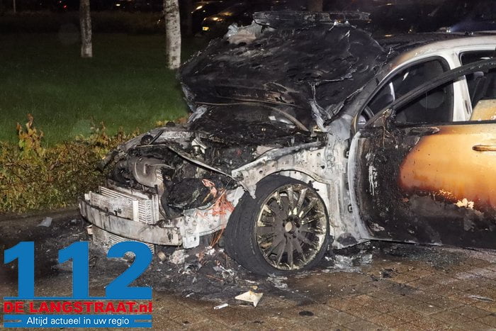 Felle brand verwoest geparkeerde auto in Drunen, waarbij zelfs airbag uitklapt: mogelijk brandstichting 16 Felle brand verwoest geparkeerde auto in Drunen, waarbij zelfs airbag uitklapt: mogelijk brandstichting 112 De Langstraat