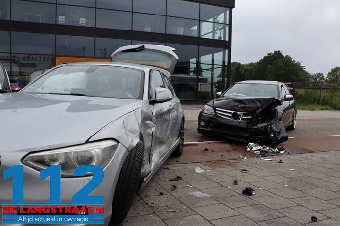 Veel schade en meerdere gewonden na ongeval 11 Veel schade en meerdere gewonden na ongeval 112 De Langstraat