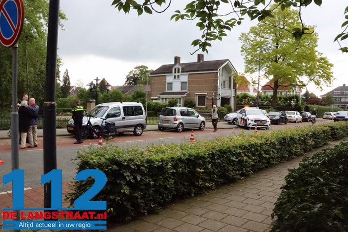 Vrouw valt van elektrische fiets na botsing in Waalwijk en raakt lichtgewond, fiets en auto beschadigd 1 Vrouw valt van elektrische fiets na botsing in Waalwijk en raakt lichtgewond, fiets en auto beschadigd 112 De Langstraat
