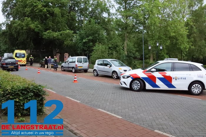 Vrouw valt van elektrische fiets na botsing in Waalwijk en raakt lichtgewond, fiets en auto beschadigd 2 Vrouw valt van elektrische fiets na botsing in Waalwijk en raakt lichtgewond, fiets en auto beschadigd 112 De Langstraat