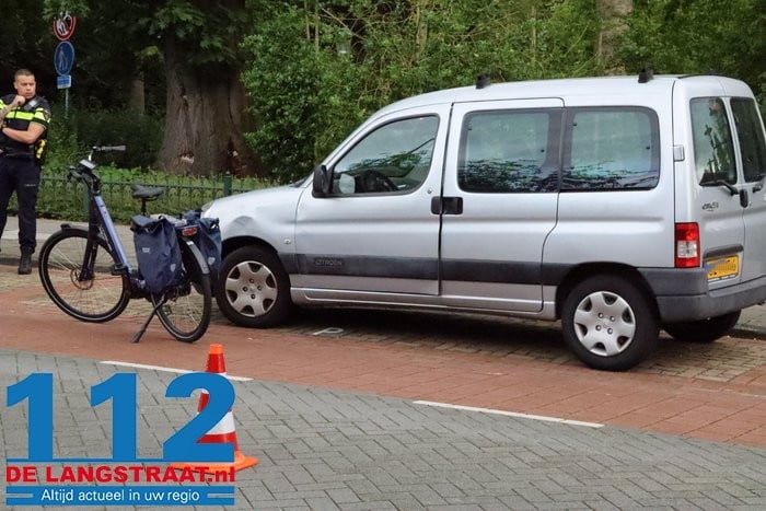 Vrouw valt van elektrische fiets na botsing in Waalwijk en raakt lichtgewond, fiets en auto beschadigd 6 Vrouw valt van elektrische fiets na botsing in Waalwijk en raakt lichtgewond, fiets en auto beschadigd 112 De Langstraat