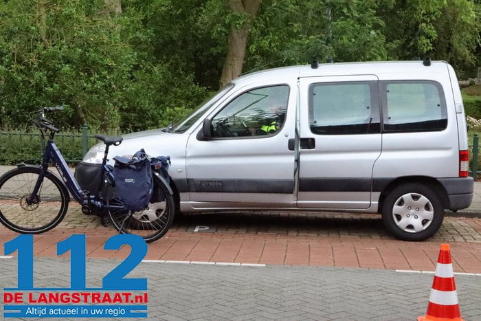 Vrouw valt van elektrische fiets na botsing in Waalwijk en raakt lichtgewond, fiets en auto beschadigd 7 Vrouw valt van elektrische fiets na botsing in Waalwijk en raakt lichtgewond, fiets en auto beschadigd 112 De Langstraat
