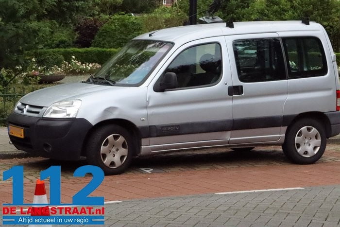 Vrouw valt van elektrische fiets na botsing in Waalwijk en raakt lichtgewond, fiets en auto beschadigd 11 Vrouw valt van elektrische fiets na botsing in Waalwijk en raakt lichtgewond, fiets en auto beschadigd 112 De Langstraat