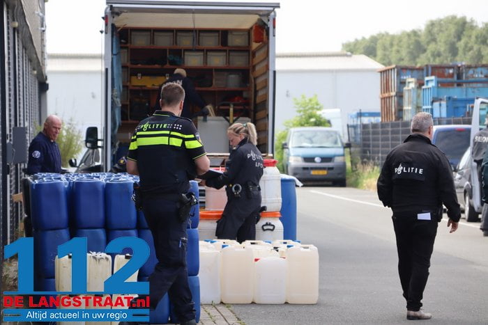 Politie ontmantelt drugslab in Waalwijk, tientallen vaten met grondstof voor mdma afgevoerd 1 Politie ontmantelt drugslab in Waalwijk, tientallen vaten met grondstof voor mdma afgevoerd 112 De Langstraat
