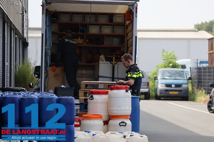 Politie ontmantelt drugslab in Waalwijk, tientallen vaten met grondstof voor mdma afgevoerd 7 Politie ontmantelt drugslab in Waalwijk, tientallen vaten met grondstof voor mdma afgevoerd 112 De Langstraat