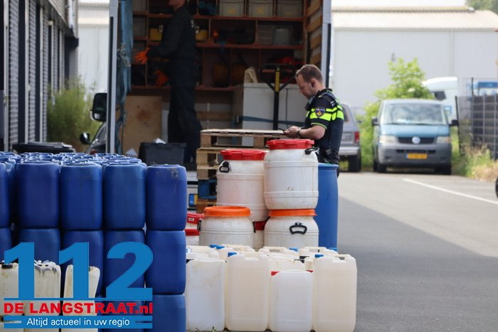 Politie ontmantelt drugslab in Waalwijk, tientallen vaten met grondstof voor mdma afgevoerd 8 Politie ontmantelt drugslab in Waalwijk, tientallen vaten met grondstof voor mdma afgevoerd 112 De Langstraat