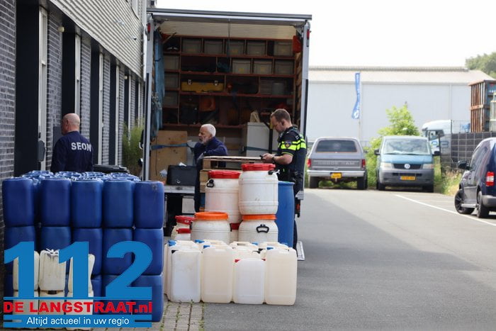 Politie ontmantelt drugslab in Waalwijk, tientallen vaten met grondstof voor mdma afgevoerd 10 Politie ontmantelt drugslab in Waalwijk, tientallen vaten met grondstof voor mdma afgevoerd 112 De Langstraat
