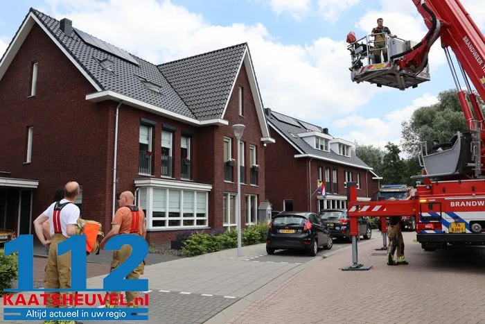 Poes Jynx gaat op avontuur en klimt via dakraam op het dak Kaatsheuvel 9 Poes Jynx gaat op avontuur en klimt via dakraam op het dak Kaatsheuvel 112 De Langstraat