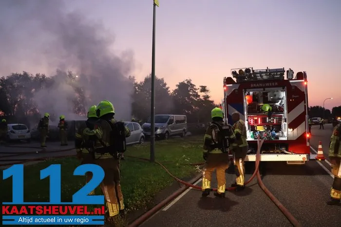 Auto's branden uit bij complex voor arbeidsmigranten in Waalwijk, politie sluit opzet niet uit 26 Auto's branden uit bij complex voor arbeidsmigranten in Waalwijk, politie sluit opzet niet uit 112 De Langstraat