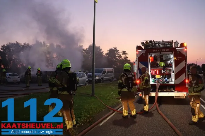 Auto's branden uit bij complex voor arbeidsmigranten in Waalwijk, politie sluit opzet niet uit 27 Auto's branden uit bij complex voor arbeidsmigranten in Waalwijk, politie sluit opzet niet uit 112 De Langstraat