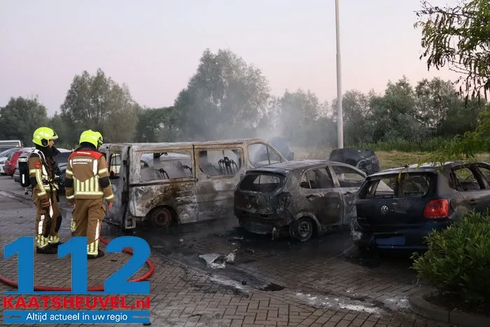 Auto's branden uit bij complex voor arbeidsmigranten in Waalwijk, politie sluit opzet niet uit 32 Auto's branden uit bij complex voor arbeidsmigranten in Waalwijk, politie sluit opzet niet uit 112 De Langstraat