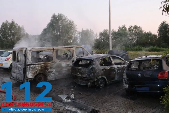 Auto's branden uit bij complex voor arbeidsmigranten in Waalwijk, politie sluit opzet niet uit 33 Auto's branden uit bij complex voor arbeidsmigranten in Waalwijk, politie sluit opzet niet uit 112 De Langstraat