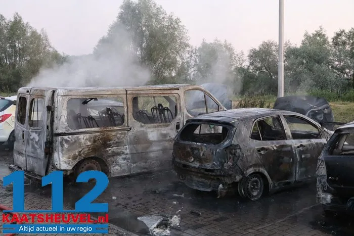 Auto's branden uit bij complex voor arbeidsmigranten in Waalwijk, politie sluit opzet niet uit 34 Auto's branden uit bij complex voor arbeidsmigranten in Waalwijk, politie sluit opzet niet uit 112 De Langstraat
