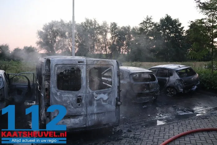 Auto's branden uit bij complex voor arbeidsmigranten in Waalwijk, politie sluit opzet niet uit 35 Auto's branden uit bij complex voor arbeidsmigranten in Waalwijk, politie sluit opzet niet uit 112 De Langstraat