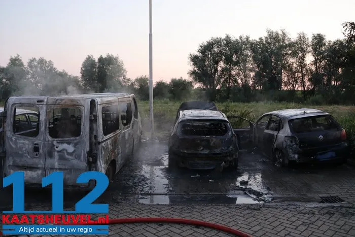 Auto's branden uit bij complex voor arbeidsmigranten in Waalwijk, politie sluit opzet niet uit 36 Auto's branden uit bij complex voor arbeidsmigranten in Waalwijk, politie sluit opzet niet uit 112 De Langstraat