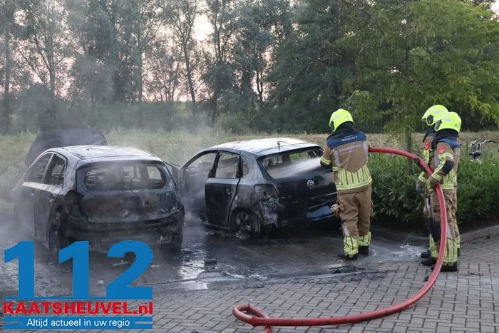 Auto's branden uit bij complex voor arbeidsmigranten in Waalwijk, politie sluit opzet niet uit 37 Auto's branden uit bij complex voor arbeidsmigranten in Waalwijk, politie sluit opzet niet uit 112 De Langstraat