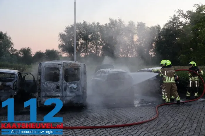 Auto's branden uit bij complex voor arbeidsmigranten in Waalwijk, politie sluit opzet niet uit 38 Auto's branden uit bij complex voor arbeidsmigranten in Waalwijk, politie sluit opzet niet uit 112 De Langstraat