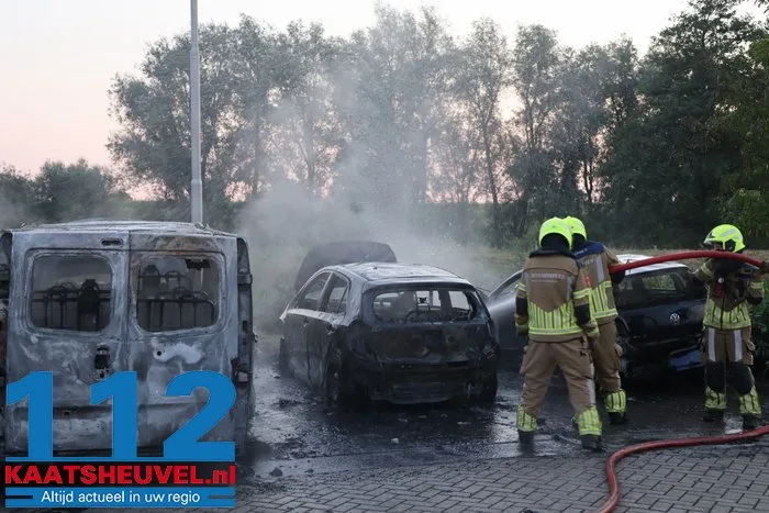 Auto's branden uit bij complex voor arbeidsmigranten in Waalwijk, politie sluit opzet niet uit 39 Auto's branden uit bij complex voor arbeidsmigranten in Waalwijk, politie sluit opzet niet uit 112 De Langstraat