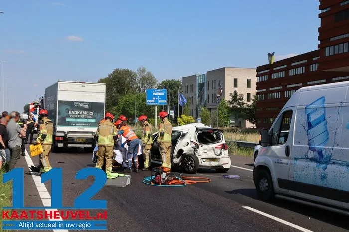 Bakwagen rijdt achterop auto op A59 bij Waalwijk: deur uit auto geknipt om bestuurder te bevrijden 1 Bakwagen rijdt achterop auto op A59 bij Waalwijk: deur uit auto geknipt om bestuurder te bevrijden 112 De Langstraat