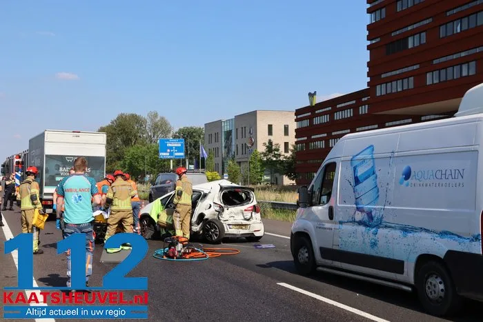Bakwagen rijdt achterop auto op A59 bij Waalwijk: deur uit auto geknipt om bestuurder te bevrijden 2 Bakwagen rijdt achterop auto op A59 bij Waalwijk: deur uit auto geknipt om bestuurder te bevrijden 112 De Langstraat