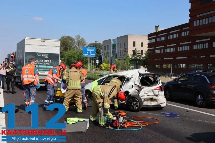 Bakwagen rijdt achterop auto op A59 bij Waalwijk: deur uit auto geknipt om bestuurder te bevrijden 4 Bakwagen rijdt achterop auto op A59 bij Waalwijk: deur uit auto geknipt om bestuurder te bevrijden 112 De Langstraat