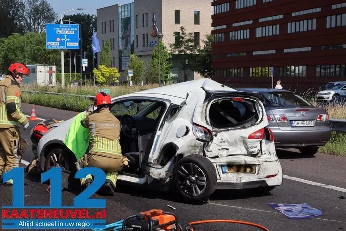 Bakwagen rijdt achterop auto op A59 bij Waalwijk: deur uit auto geknipt om bestuurder te bevrijden 5 Bakwagen rijdt achterop auto op A59 bij Waalwijk: deur uit auto geknipt om bestuurder te bevrijden 112 De Langstraat