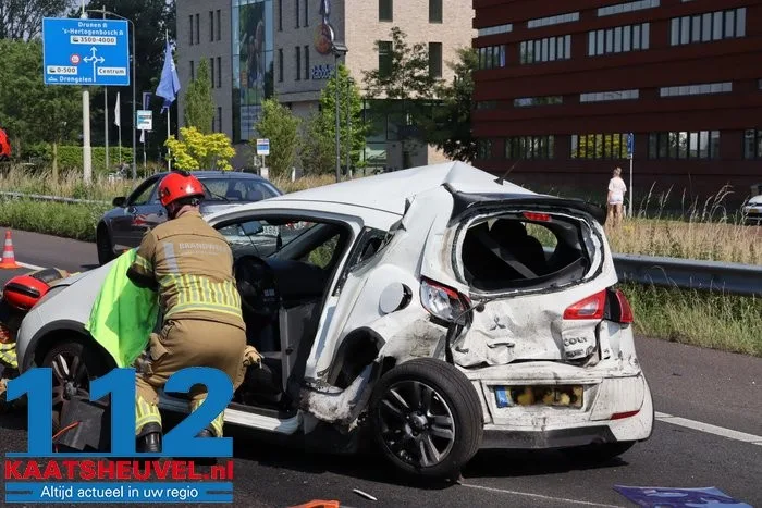 Bakwagen rijdt achterop auto op A59 bij Waalwijk: deur uit auto geknipt om bestuurder te bevrijden 6 Bakwagen rijdt achterop auto op A59 bij Waalwijk: deur uit auto geknipt om bestuurder te bevrijden 112 De Langstraat