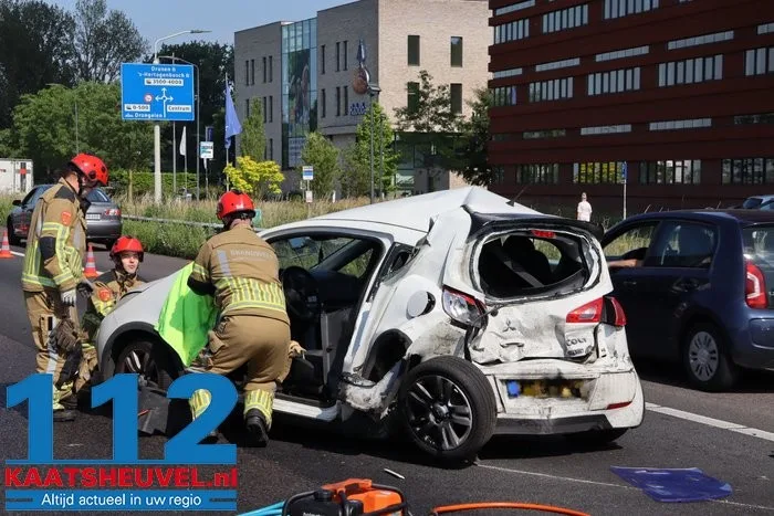 Bakwagen rijdt achterop auto op A59 bij Waalwijk: deur uit auto geknipt om bestuurder te bevrijden 7 Bakwagen rijdt achterop auto op A59 bij Waalwijk: deur uit auto geknipt om bestuurder te bevrijden 112 De Langstraat
