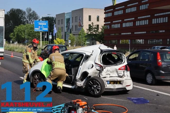 Bakwagen rijdt achterop auto op A59 bij Waalwijk: deur uit auto geknipt om bestuurder te bevrijden 9 Bakwagen rijdt achterop auto op A59 bij Waalwijk: deur uit auto geknipt om bestuurder te bevrijden 112 De Langstraat