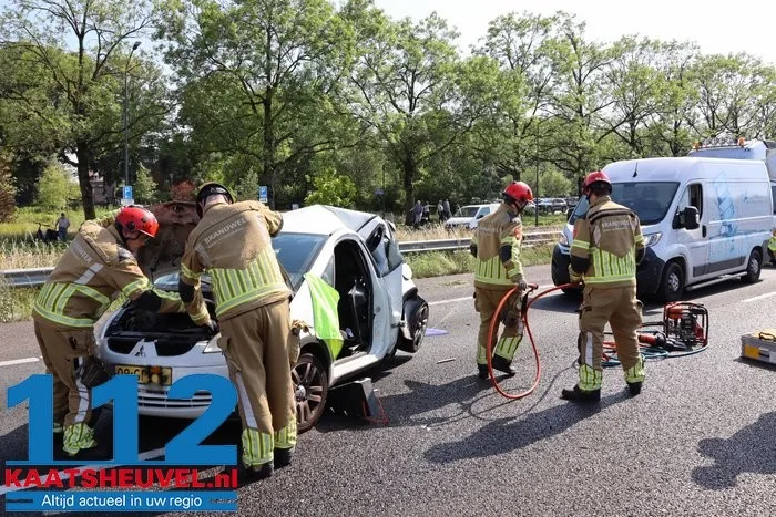 Bakwagen rijdt achterop auto op A59 bij Waalwijk: deur uit auto geknipt om bestuurder te bevrijden 10 Bakwagen rijdt achterop auto op A59 bij Waalwijk: deur uit auto geknipt om bestuurder te bevrijden 112 De Langstraat