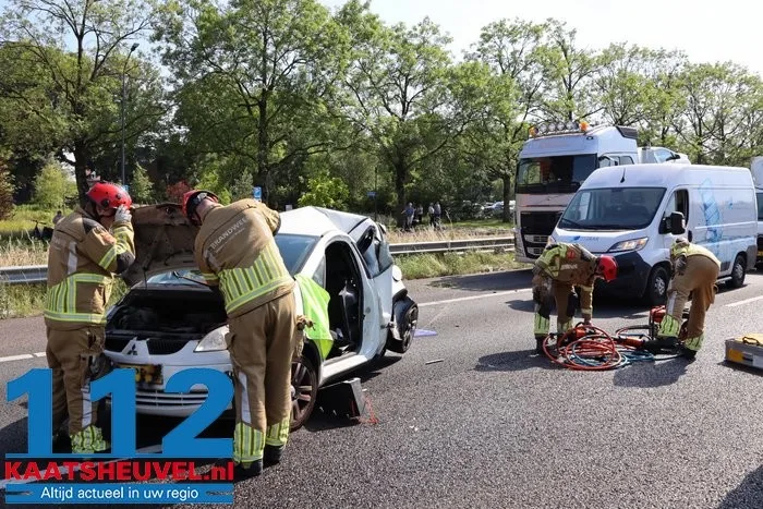 Bakwagen rijdt achterop auto op A59 bij Waalwijk: deur uit auto geknipt om bestuurder te bevrijden 11 Bakwagen rijdt achterop auto op A59 bij Waalwijk: deur uit auto geknipt om bestuurder te bevrijden 112 De Langstraat