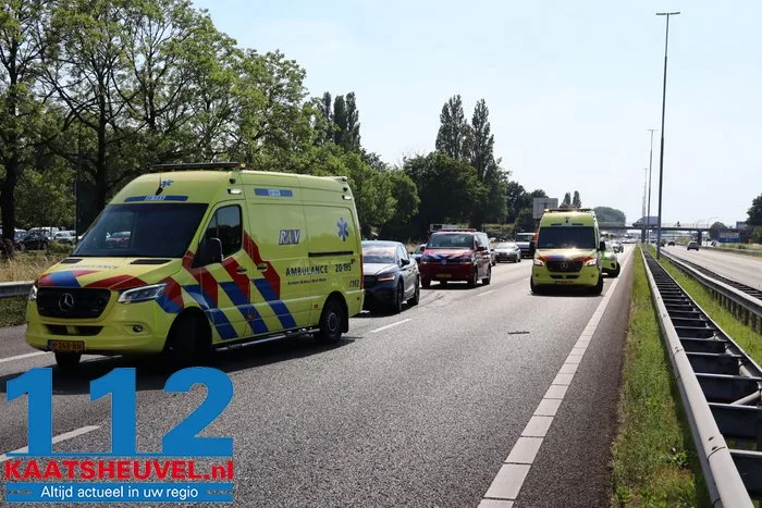 Bakwagen rijdt achterop auto op A59 bij Waalwijk: deur uit auto geknipt om bestuurder te bevrijden 12 Bakwagen rijdt achterop auto op A59 bij Waalwijk: deur uit auto geknipt om bestuurder te bevrijden 112 De Langstraat