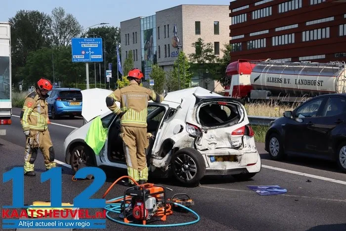 Bakwagen rijdt achterop auto op A59 bij Waalwijk: deur uit auto geknipt om bestuurder te bevrijden 13 Bakwagen rijdt achterop auto op A59 bij Waalwijk: deur uit auto geknipt om bestuurder te bevrijden 112 De Langstraat