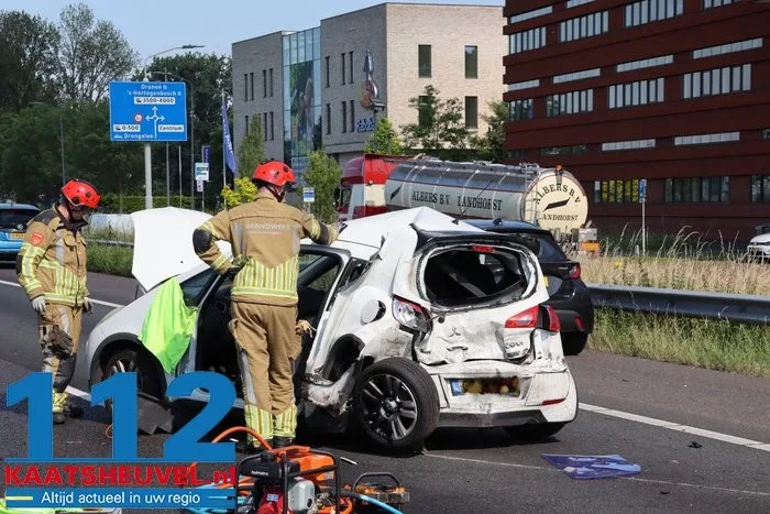 Bakwagen rijdt achterop auto op A59 bij Waalwijk: deur uit auto geknipt om bestuurder te bevrijden 14 Bakwagen rijdt achterop auto op A59 bij Waalwijk: deur uit auto geknipt om bestuurder te bevrijden 112 De Langstraat