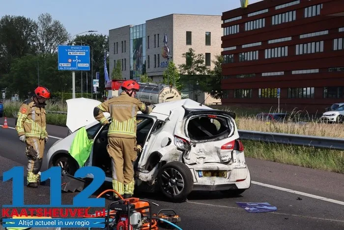 Bakwagen rijdt achterop auto op A59 bij Waalwijk: deur uit auto geknipt om bestuurder te bevrijden 15 Bakwagen rijdt achterop auto op A59 bij Waalwijk: deur uit auto geknipt om bestuurder te bevrijden 112 De Langstraat