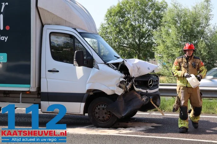 Bakwagen rijdt achterop auto op A59 bij Waalwijk: deur uit auto geknipt om bestuurder te bevrijden 16 Bakwagen rijdt achterop auto op A59 bij Waalwijk: deur uit auto geknipt om bestuurder te bevrijden 112 De Langstraat